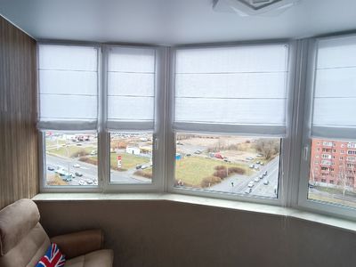 Римские шторы на створки эркерного окна